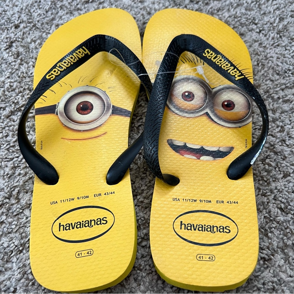 NEW Havaianas Minions Yellow Flip Flops Women’s 11/12 Men’s 9/10